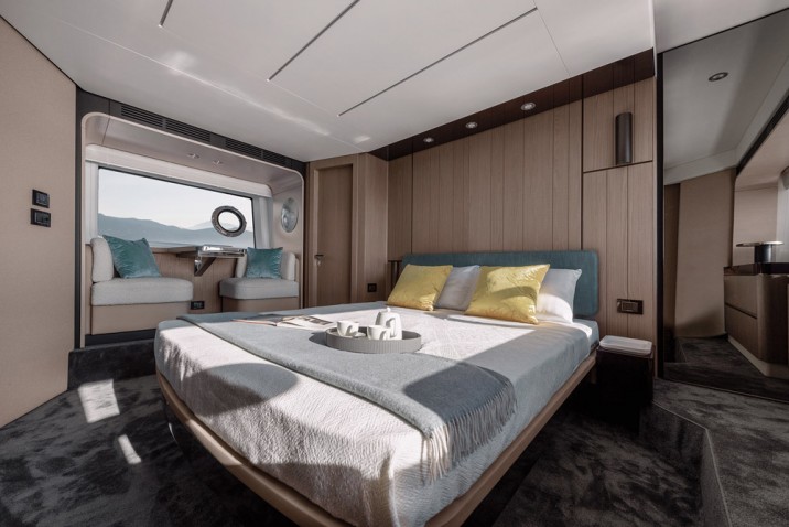 Azimut Fly 72 Owner Suite