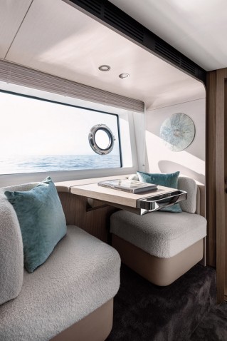 Azimut Fly 72 Owner Suite Dinette