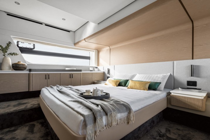 Azimut Fly 53 Owner Suite